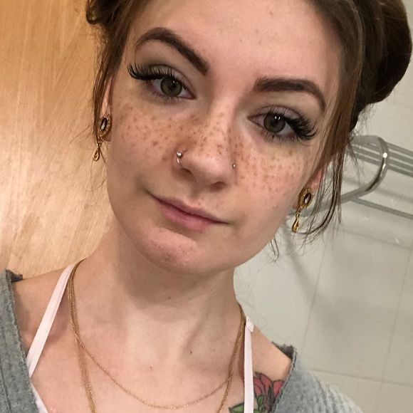 Meet your Posher, Emily - Picture 2 of 4